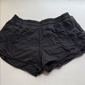 lululemon hotty hot 2.5” black shorts